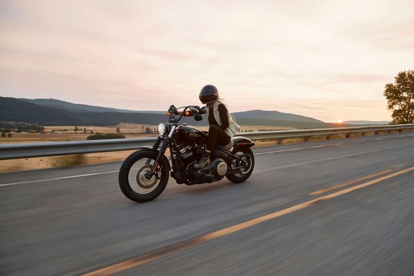 Comment protéger les composants électroniques d'une moto lors de randonnées en conditions humides ?