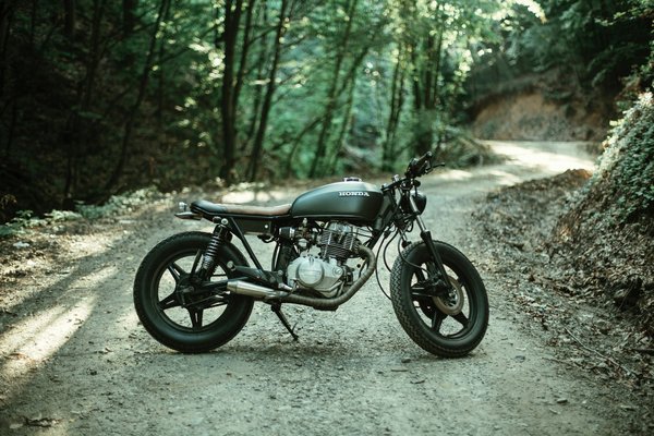 Comment adapter une Honda Rebel 500 pour une conduite plus confortable en duo ?