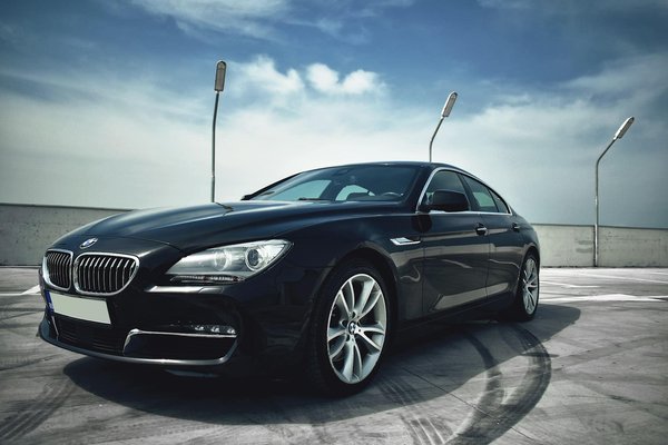 Quels sont les avantages d'un système de direction à quatre roues pour une BMW Série 7?