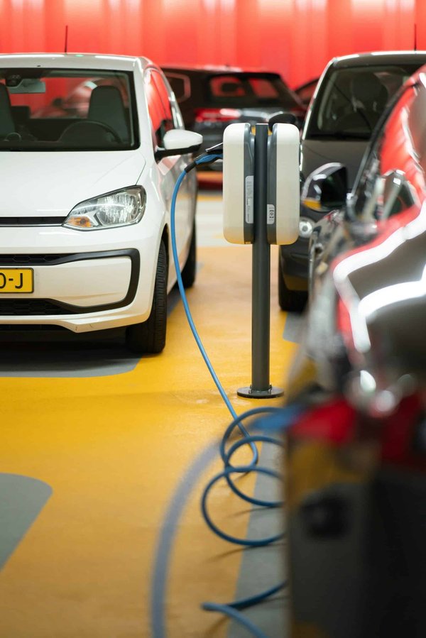 Quels sont les avantages des systèmes de freinage régénératif pour les véhicules hybrides?